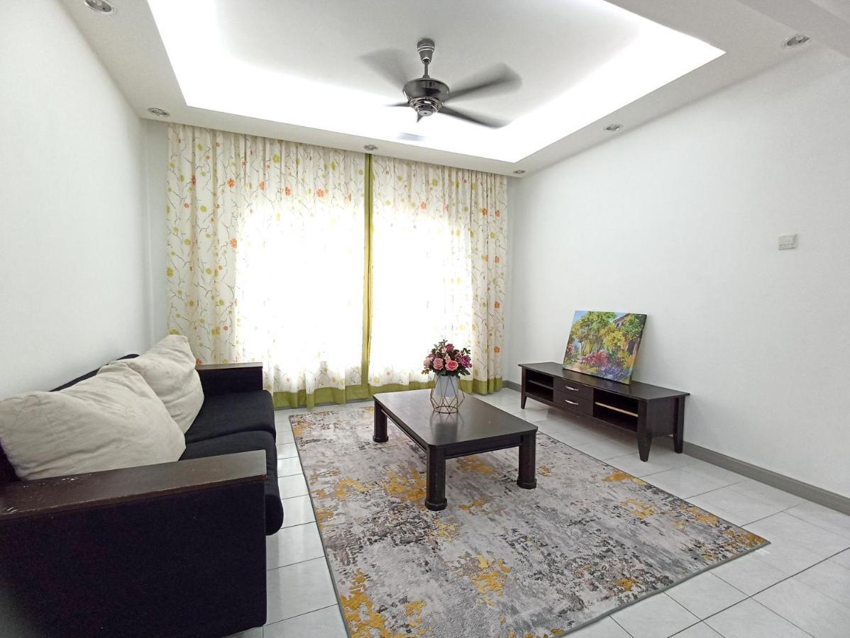 Tropika Homestay Bangi With 3 Bedrooms كاجانغ المظهر الخارجي الصورة