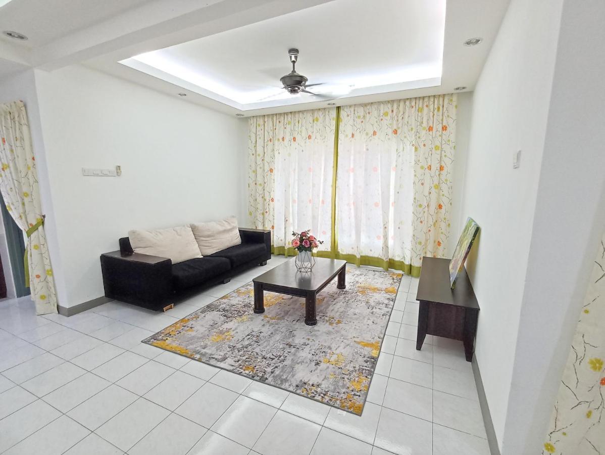 Tropika Homestay Bangi With 3 Bedrooms كاجانغ المظهر الخارجي الصورة