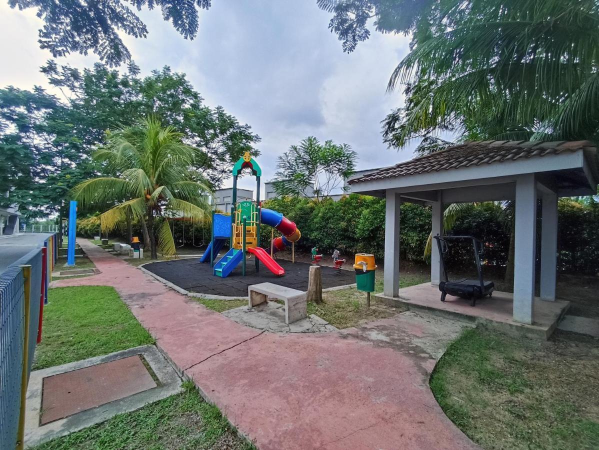 Tropika Homestay Bangi With 3 Bedrooms كاجانغ المظهر الخارجي الصورة